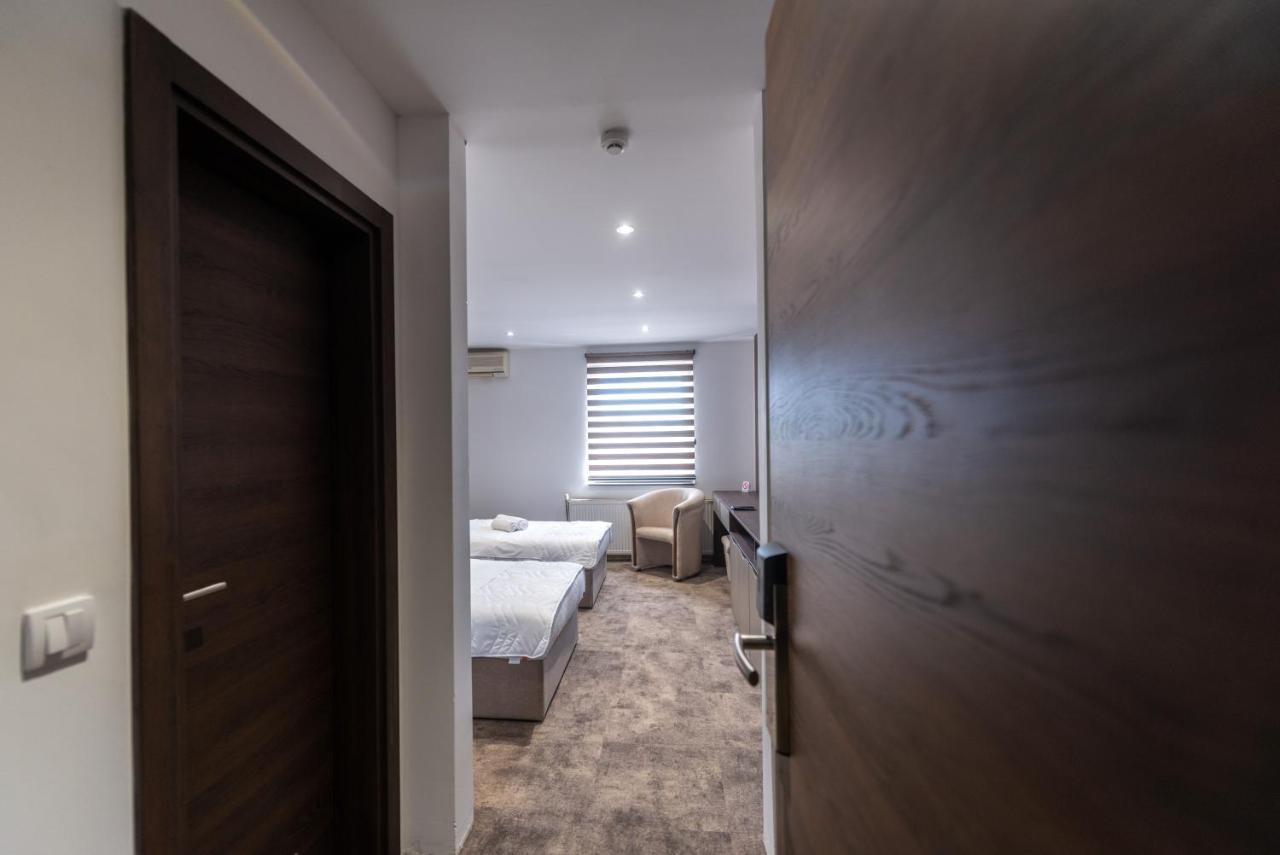 Hotel Stari Krovovi Veternik Dış mekan fotoğraf