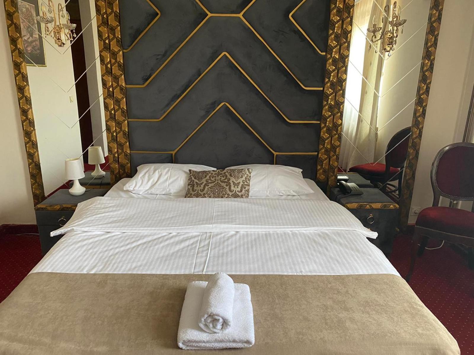 Hotel Stari Krovovi Veternik Dış mekan fotoğraf